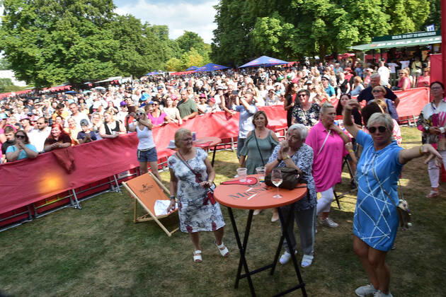 PK zum 8.ten schlagerHammer 2022 Zuschauer sitzend vor der Bühne beim 8 Schlager Hammer, Austragungsort in ORANIENBURG an der Orangerie Berlin 13.08.2022