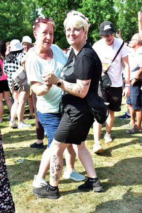 PK zum 8.ten schlagerHammer 2022 Tanzendes Paar vor cder Bühne beim 8 Schlager Hammer, Austragungsort in ORANIENBURG an der Orangerie Berlin 13.08.2022