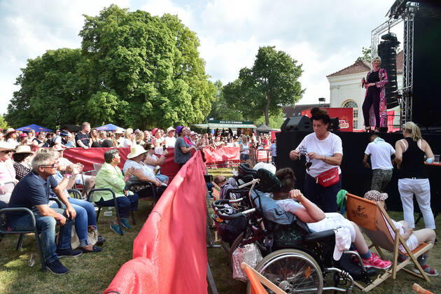 PK zum 8.ten schlagerHammer 2022 Zuschauer sitzend vor der Bühne beim 8 Schlager Hammer, Austragungsort in ORANIENBURG an der Orangerie Berlin 13.08.2022