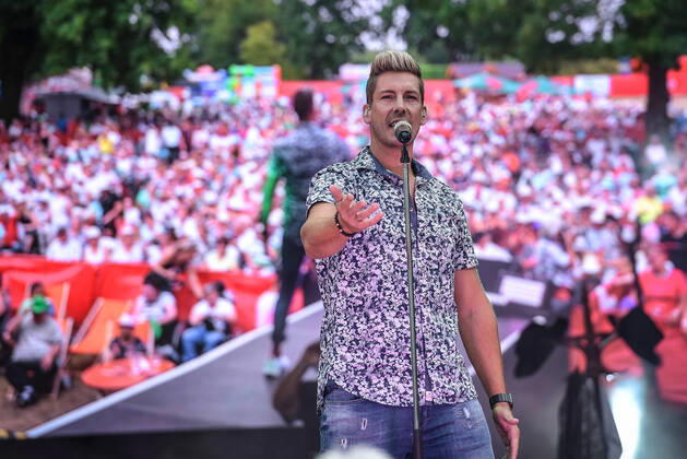 13.08.2022, xlakx, Entertainment Musik, SchlagerHammer-Tour 2022 in Oranienburg emspor, v.l.Norman Langen im Schlosspark Oranienburg bei der SchlagerHammer-Tour 2022. Oranienburg
