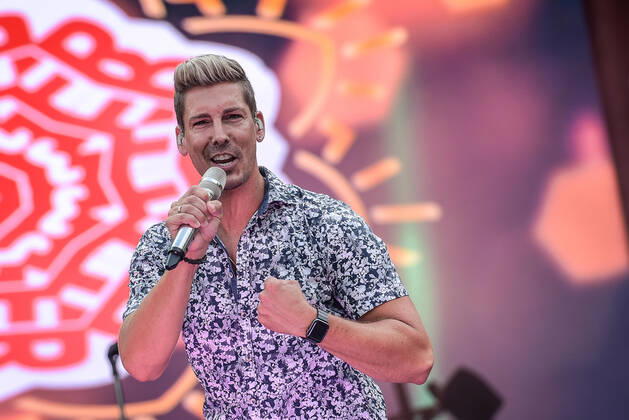 13.08.2022, xlakx, Entertainment Musik, SchlagerHammer-Tour 2022 in Oranienburg emspor, v.l.Norman Langen im Schlosspark Oranienburg bei der SchlagerHammer-Tour 2022. Oranienburg