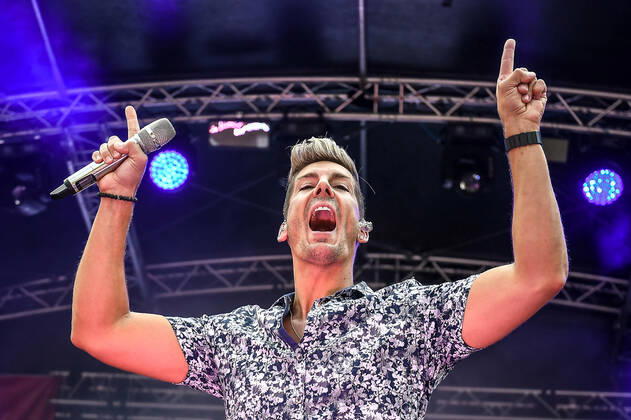 Entertainment Bilder des Tages 13.08.2022, xlakx, Entertainment Musik, SchlagerHammer-Tour 2022 in Oranienburg emspor, v.l.Norman Langen im Schlosspark Oranienburg bei der SchlagerHammer-Tour 2022. Oranienburg