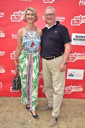 PK zum 8.ten schlagerHammer 2022 Frank Henkel mit Ehefrau Kathrin beim 8 Schlager Hammer, Austragungsort in ORANIENBURG an der Orangerie Berlin 13.08.2022