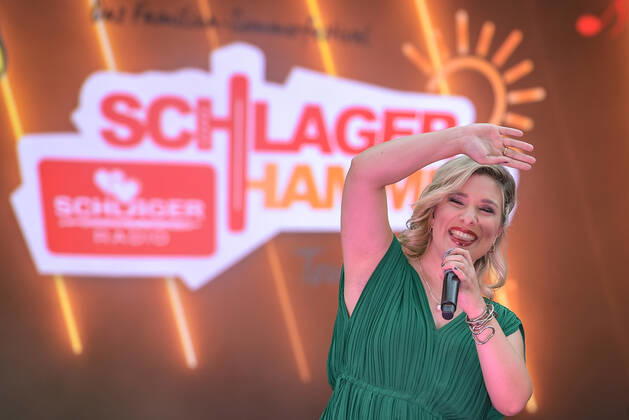 13.08.2022, xlakx, Entertainment Musik, SchlagerHammer-Tour 2022 in Oranienburg emspor, v.l.Laura Wilde im Schlosspark Oranienburg bei der SchlagerHammer-Tour 2022. Oranienburg