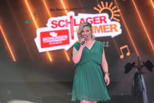 13.08.2022, xlakx, Entertainment Musik, SchlagerHammer-Tour 2022 in Oranienburg emspor, v.l.Laura Wilde im Schlosspark Oranienburg bei der SchlagerHammer-Tour 2022. Oranienburg