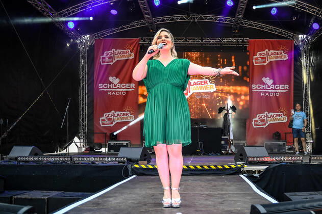 13.08.2022, xlakx, Entertainment Musik, SchlagerHammer-Tour 2022 in Oranienburg emspor, v.l.Laura Wilde im Schlosspark Oranienburg bei der SchlagerHammer-Tour 2022. Oranienburg