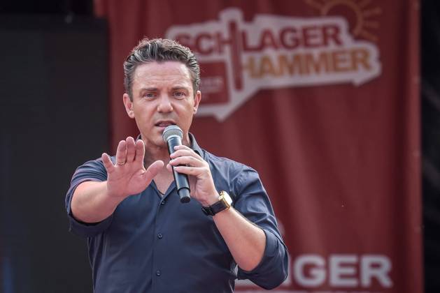 13.08.2022, xlakx, Entertainment Musik, SchlagerHammer-Tour 2022 in Oranienburg emspor, v.l.Stefan Mross im Schlosspark Oranienburg bei der SchlagerHammer-Tour 2022. Oranienburg