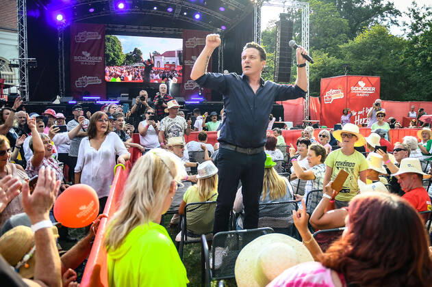 13.08.2022, xlakx, Entertainment Musik, SchlagerHammer-Tour 2022 in Oranienburg emspor, v.l.Stefan Mross im Schlosspark Oranienburg bei der SchlagerHammer-Tour 2022. Oranienburg