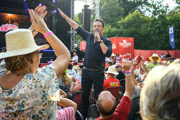 13.08.2022, xlakx, Entertainment Musik, SchlagerHammer-Tour 2022 in Oranienburg emspor, v.l.Stefan Mross im Schlosspark Oranienburg bei der SchlagerHammer-Tour 2022. Oranienburg