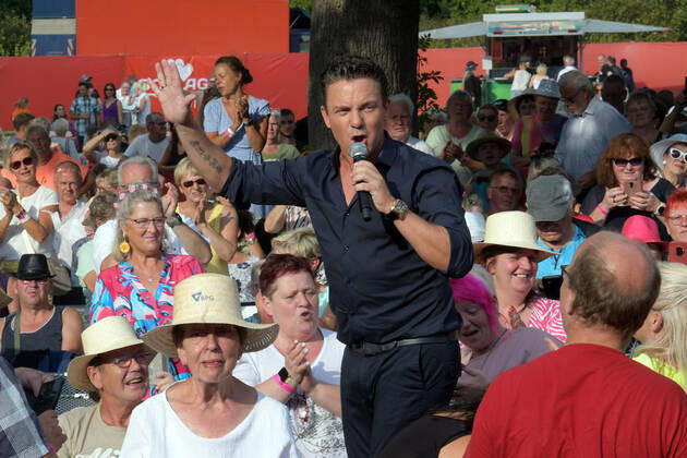 PK zum 8.ten schlagerHammer 2022 Stefan Mross mit Schlagerfans uind Publikum beim 8 Schlager Hammer, Austragungsort in ORANIENBURG an der Orangerie Berlin 13.08.2022
