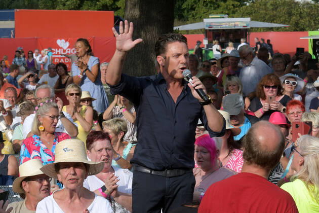 PK zum 8.ten schlagerHammer 2022 Stefan Mross mit Schlagerfans uind Publikum beim 8 Schlager Hammer, Austragungsort in ORANIENBURG an der Orangerie Berlin 13.08.2022