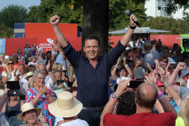 PK zum 8.ten schlagerHammer 2022 Stefan Mross mit Schlagerfans uind Publikum beim 8 Schlager Hammer, Austragungsort in ORANIENBURG an der Orangerie Berlin 13.08.2022