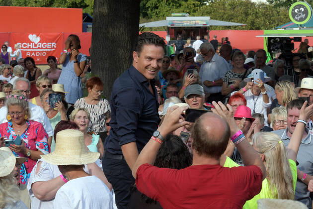 PK zum 8.ten schlagerHammer 2022 Stefan Mross mit Schlagerfans uind Publikum beim 8 Schlager Hammer, Austragungsort in ORANIENBURG an der Orangerie Berlin 13.08.2022