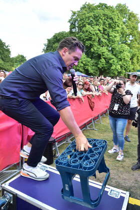 8.ten schlagerHammer 2022 Stefan Mross mit einer Tritthilfe zur Bühne beim 8 Schlager Hammer, Austragungsort in ORANIENBURG an der Orangerie Berlin 13.08.2022