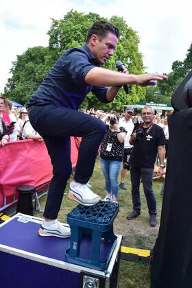 8.ten schlagerHammer 2022 Stefan Mross mit einer Tritthilfe zur Bühne beim 8 Schlager Hammer, Austragungsort in ORANIENBURG an der Orangerie Berlin 13.08.2022