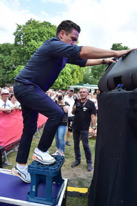 8.ten schlagerHammer 2022 Stefan Mross mit einer Tritthilfe zur Bühne beim 8 Schlager Hammer, Austragungsort in ORANIENBURG an der Orangerie Berlin 13.08.2022