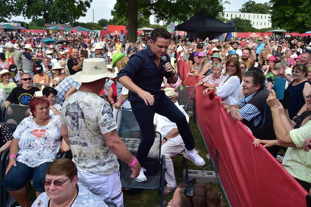 8.ten schlagerHammer 2022 Stefan Mross inmitten der Zuschauer beim 8 Schlager Hammer, Austragungsort in ORANIENBURG an der Orangerie Berlin 13.08.2022