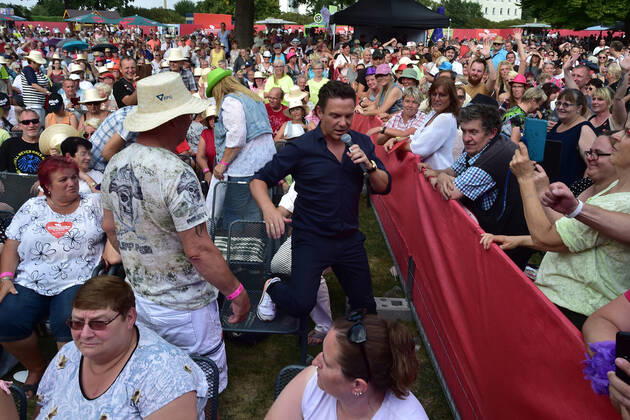 8.ten schlagerHammer 2022 Stefan Mross inmitten der Zuschauer beim 8 Schlager Hammer, Austragungsort in ORANIENBURG an der Orangerie Berlin 13.08.2022