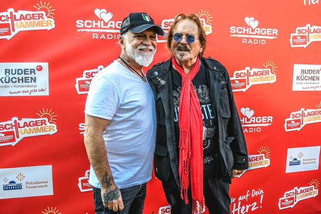13.08.2022, xlakx, Entertainment Musik, SchlagerHammer-Tour 2022 in Oranienburg emspor, v.l.Nino de Angelo und Frank Zander er wird mit dem Schlager Radio-Preis für sein Lebenswerk ausgezeichnet.im Schlosspark Oranienburg bei der SchlagerHammer-Tour 2022. Oranienburg