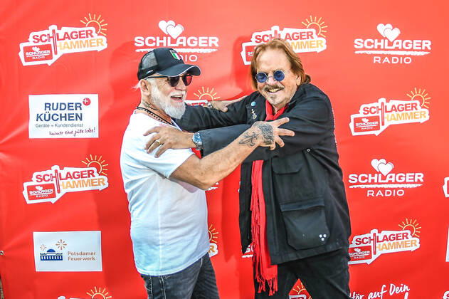 13.08.2022, xlakx, Entertainment Musik, SchlagerHammer-Tour 2022 in Oranienburg emspor, v.l.Nino de Angelo und Frank Zander er wird mit dem Schlager Radio-Preis für sein Lebenswerk ausgezeichnet.im Schlosspark Oranienburg bei der SchlagerHammer-Tour 2022. Oranienburg