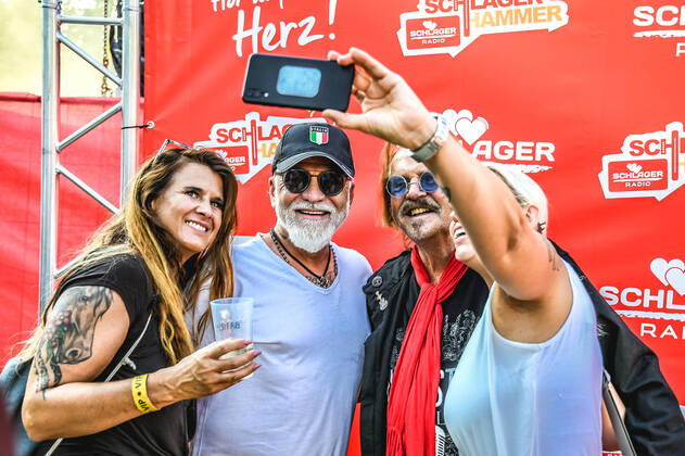 13.08.2022, xlakx, Entertainment Musik, SchlagerHammer-Tour 2022 in Oranienburg emspor, v.l.Nino de Angelo und Frank Zander er wird mit dem Schlager Radio-Preis für sein Lebenswerk ausgezeichnet.im Schlosspark Oranienburg bei der SchlagerHammer-Tour 2022. Oranienburg