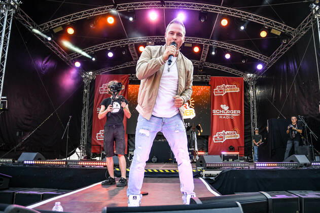 13.08.2022, xlakx, Entertainment Musik, SchlagerHammer-Tour 2022 in Oranienburg emspor, v.l.Mitch Keller im Schlosspark Oranienburg bei der SchlagerHammer-Tour 2022. Oranienburg