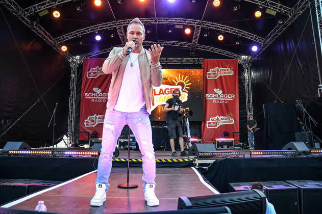 13.08.2022, xlakx, Entertainment Musik, SchlagerHammer-Tour 2022 in Oranienburg emspor, v.l.Mitch Keller im Schlosspark Oranienburg bei der SchlagerHammer-Tour 2022. Oranienburg