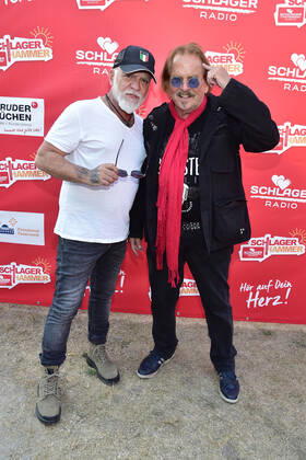 8.ten schlagerHammer 2022 Nino de Angelo mit Frank Zander beim 8 Schlager Hammer, Austragungsort in ORANIENBURG an der Orangerie Berlin 13.08.2022
