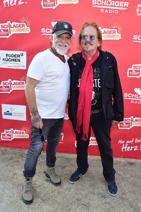 8.ten schlagerHammer 2022 Nino de Angelo mit Frank Zander beim 8 Schlager Hammer, Austragungsort in ORANIENBURG an der Orangerie Berlin 13.08.2022