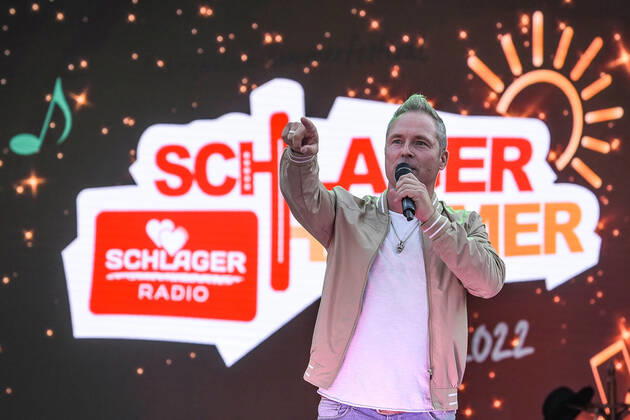 13.08.2022, xlakx, Entertainment Musik, SchlagerHammer-Tour 2022 in Oranienburg emspor, v.l.Mitch Keller im Schlosspark Oranienburg bei der SchlagerHammer-Tour 2022. Oranienburg