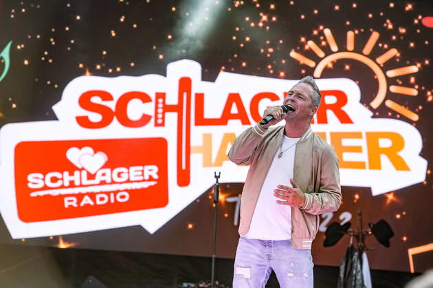 13.08.2022, xlakx, Entertainment Musik, SchlagerHammer-Tour 2022 in Oranienburg emspor, v.l.Mitch Keller im Schlosspark Oranienburg bei der SchlagerHammer-Tour 2022. Oranienburg