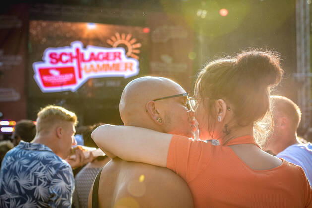 13.08.2022, xlakx, Entertainment Musik, SchlagerHammer-Tour 2022 in Oranienburg emspor, v.l.SchlagerHammer für verliebte die sich Küssen Oranienburg
