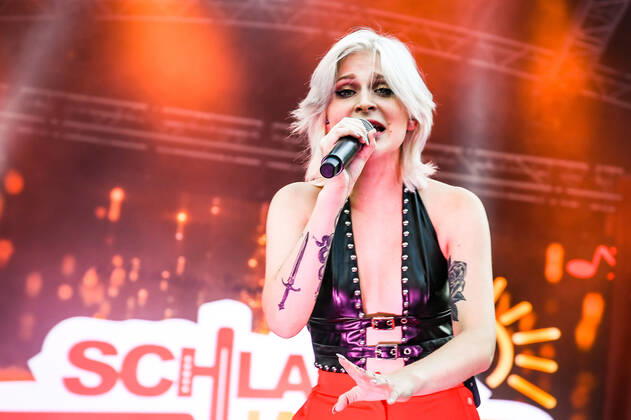 13.08.2022, xlakx, Entertainment Musik, SchlagerHammer-Tour 2022 in Oranienburg emspor, v.l.Marie Reim im Schlosspark Oranienburg bei der SchlagerHammer-Tour 2022. Oranienburg
