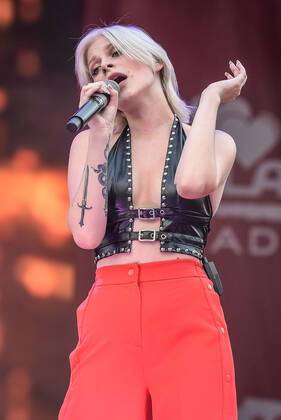 13.08.2022, xlakx, Entertainment Musik, SchlagerHammer-Tour 2022 in Oranienburg emspor, v.l.Marie Reim im Schlosspark Oranienburg bei der SchlagerHammer-Tour 2022. Oranienburg