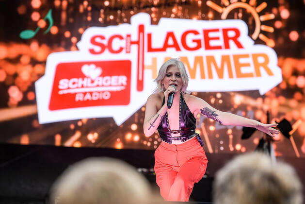 13.08.2022, xlakx, Entertainment Musik, SchlagerHammer-Tour 2022 in Oranienburg emspor, v.l.Marie Reim im Schlosspark Oranienburg bei der SchlagerHammer-Tour 2022. Oranienburg