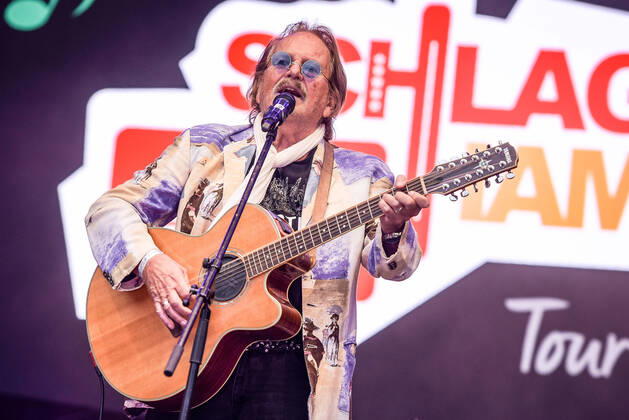 13.08.2022, xlakx, Entertainment Musik, SchlagerHammer-Tour 2022 in Oranienburg emspor, v.l.Frank Zander er wird mit dem Schlager Radio-Preis für sein Lebenswerk ausgezeichnet.im Schlosspark Oranienburg bei der SchlagerHammer-Tour 2022. Oranienburg