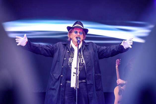 13.08.2022, xlakx, Entertainment Musik, SchlagerHammer-Tour 2022 in Oranienburg emspor, v.l.Frank Zander er wird mit dem Schlager Radio-Preis für sein Lebenswerk ausgezeichnet.im Schlosspark Oranienburg bei der SchlagerHammer-Tour 2022. Oranienburg