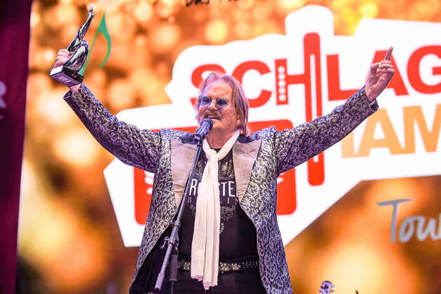 13.08.2022, xlakx, Entertainment Musik, SchlagerHammer-Tour 2022 in Oranienburg emspor, v.l.Frank Zander er wird mit dem Schlager Radio-Preis für sein Lebenswerk ausgezeichnet.im Schlosspark Oranienburg bei der SchlagerHammer-Tour 2022. Oranienburg