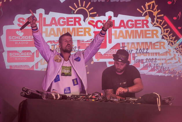 13.08.2022, xlakx, Entertainment Musik, SchlagerHammer-Tour 2022 in Oranienburg emspor, v.l.Stereoact im Schlosspark Oranienburg bei der SchlagerHammer-Tour 2022. Oranienburg