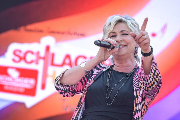 13.08.2022, xlakx, Entertainment Musik, SchlagerHammer-Tour 2022 in Oranienburg emspor, v.l. Claudia Jung im Schlosspark Oranienburg bei der SchlagerHammer-Tour 2022. Oranienburg