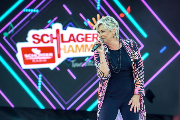 13.08.2022, xlakx, Entertainment Musik, SchlagerHammer-Tour 2022 in Oranienburg emspor, v.l. Claudia Jung im Schlosspark Oranienburg bei der SchlagerHammer-Tour 2022. Oranienburg