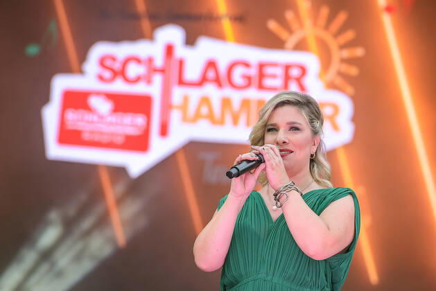 13.08.2022, xlakx, Entertainment Musik, SchlagerHammer-Tour 2022 in Oranienburg emspor, v.l.Laura Wilde im Schlosspark Oranienburg bei der SchlagerHammer-Tour 2022. Oranienburg
