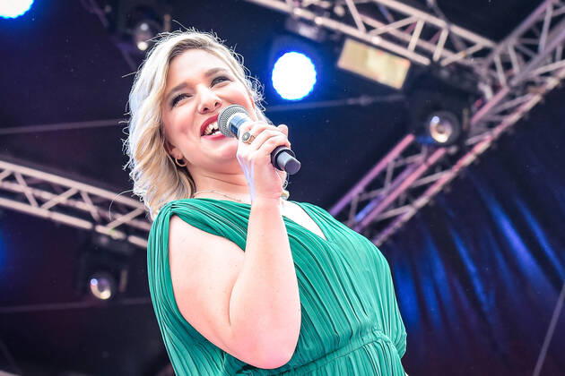 13.08.2022, xlakx, Entertainment Musik, SchlagerHammer-Tour 2022 in Oranienburg emspor, v.l.Laura Wilde im Schlosspark Oranienburg bei der SchlagerHammer-Tour 2022. Oranienburg
