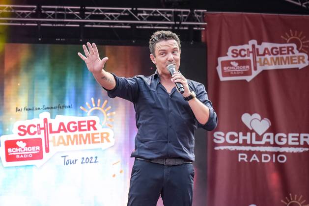 13.08.2022, xlakx, Entertainment Musik, SchlagerHammer-Tour 2022 in Oranienburg emspor, v.l.Stefan Mross im Schlosspark Oranienburg bei der SchlagerHammer-Tour 2022. Oranienburg