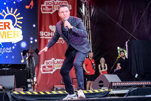 13.08.2022, xlakx, Entertainment Musik, SchlagerHammer-Tour 2022 in Oranienburg emspor, v.l.Stefan Mross im Schlosspark Oranienburg bei der SchlagerHammer-Tour 2022. Oranienburg