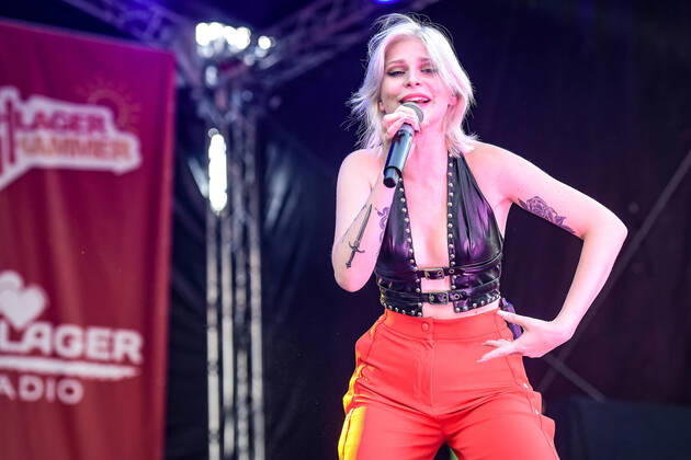 13.08.2022, xlakx, Entertainment Musik, SchlagerHammer-Tour 2022 in Oranienburg emspor, v.l.Marie Reim im Schlosspark Oranienburg bei der SchlagerHammer-Tour 2022. Oranienburg