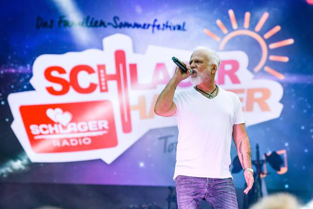 Entertainment Bilder des Tages 13.08.2022, xlakx, Entertainment Musik, SchlagerHammer-Tour 2022 in Oranienburg emspor, v.l.Nino de Angelo im Schlosspark Oranienburg bei der SchlagerHammer-Tour 2022. Oranienburg
