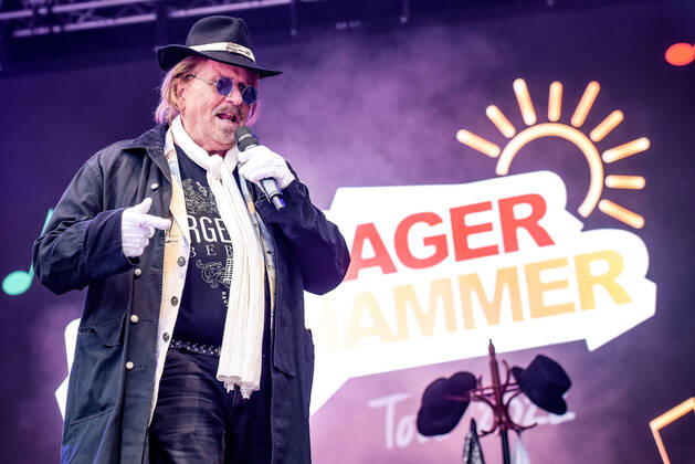 13.08.2022, xlakx, Entertainment Musik, SchlagerHammer-Tour 2022 in Oranienburg emspor, v.l.Frank Zander er wird mit dem Schlager Radio-Preis für sein Lebenswerk ausgezeichnet im Schlosspark Oranienburg bei der SchlagerHammer-Tour 2022. Oranienburg