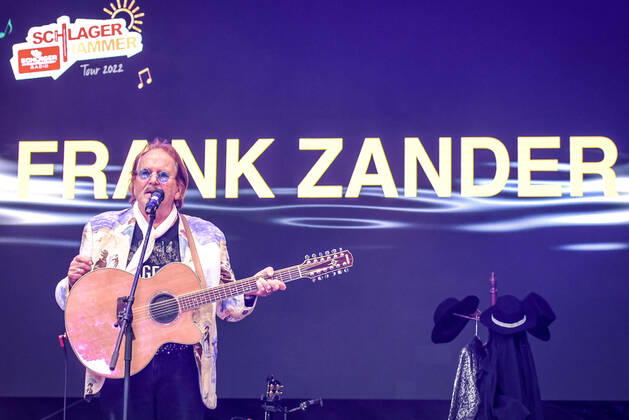 13.08.2022, xlakx, Entertainment Musik, SchlagerHammer-Tour 2022 in Oranienburg emspor, v.l.Frank Zander er wird mit dem Schlager Radio-Preis für sein Lebenswerk ausgezeichnet im Schlosspark Oranienburg bei der SchlagerHammer-Tour 2022. Oranienburg