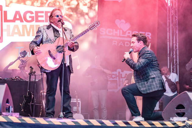13.08.2022, xlakx, Entertainment Musik, SchlagerHammer-Tour 2022 in Oranienburg emspor, v.l.Frank Zander und Stefan Mross geht in die Knie im Schlosspark Oranienburg bei der SchlagerHammer-Tour 2022. Oranienburg